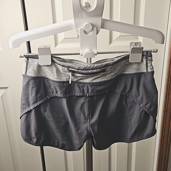 Women's Lululemon Size 6 Speed Up Short Grey White Stripe Panty - Picture 2 of 7